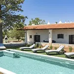 Trullo Badessa With Private Pool